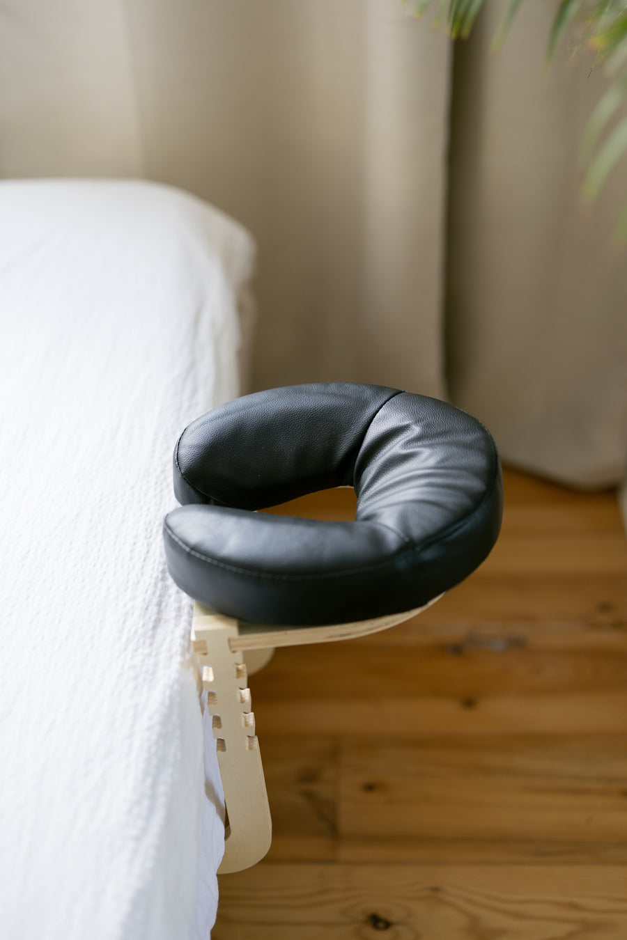 Het zwarte hoofdkussen op het frame aan de rand van een bed