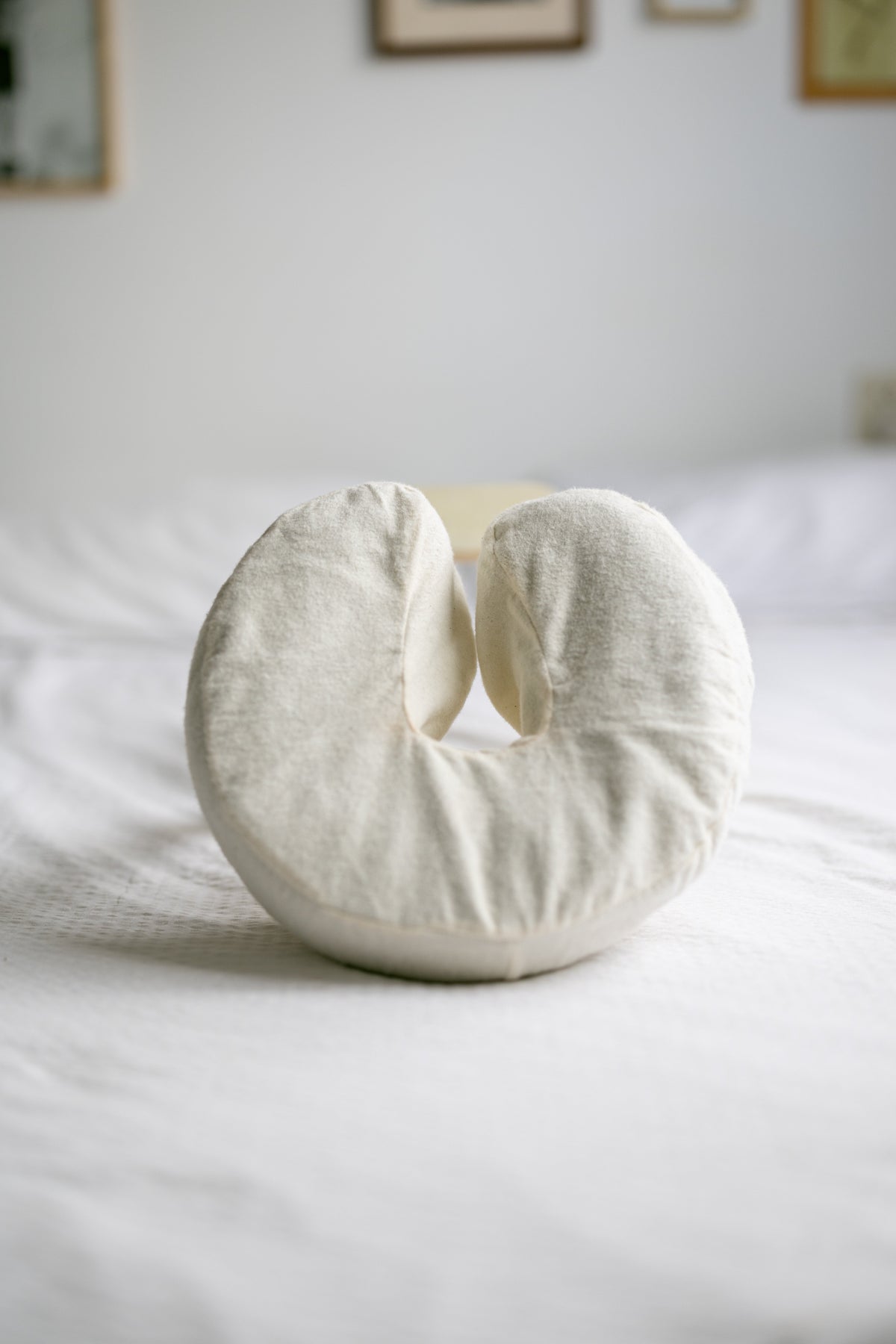 Het hoofdkussen met katoenen hoes op een opgemaakt bed