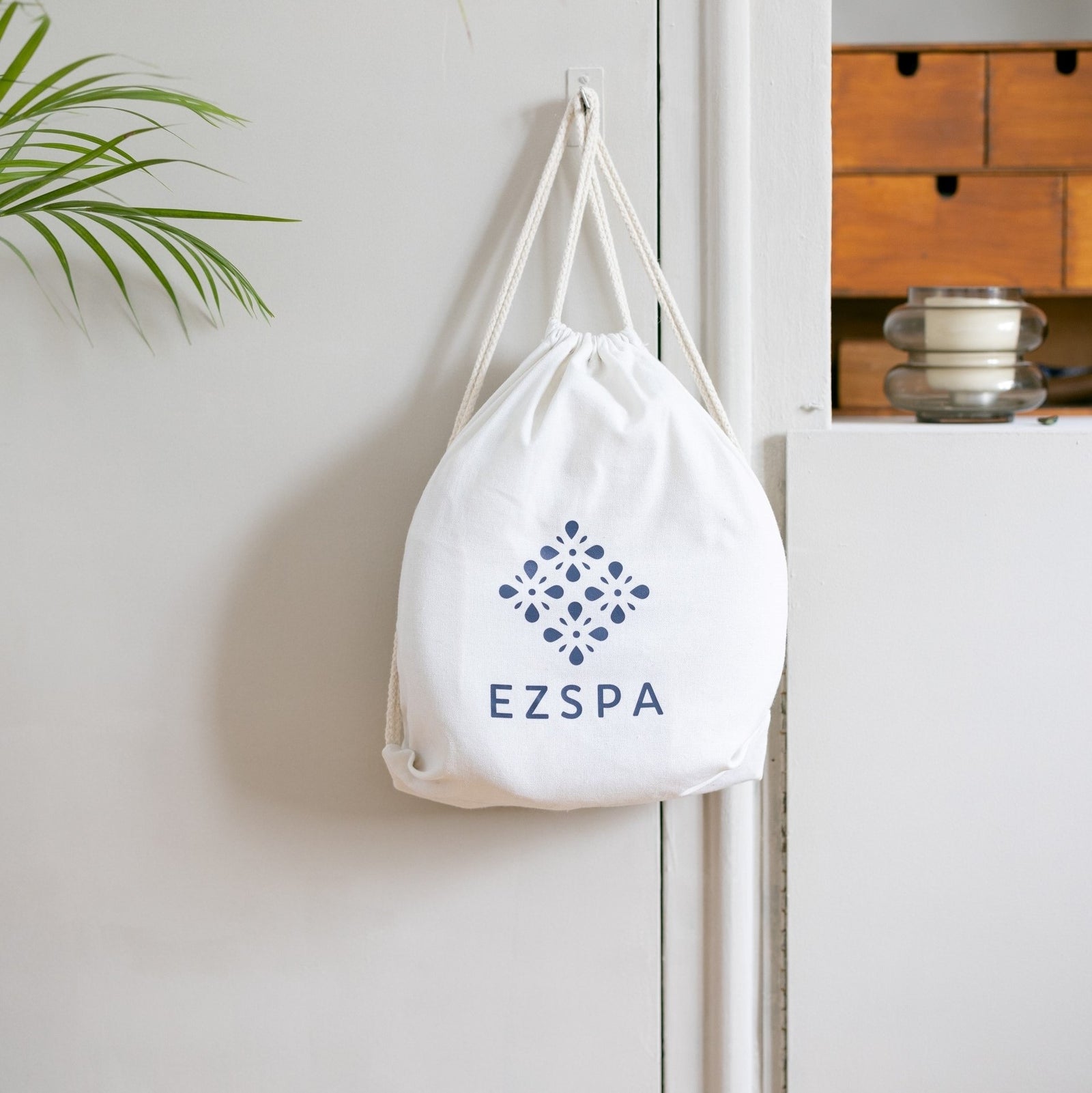 De Ezspa Bedmassage Set opgesteld op een opgemaakt bed