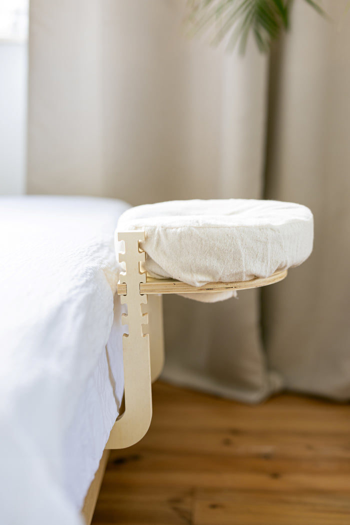 De set staat opgesteld aan de rand van een bed